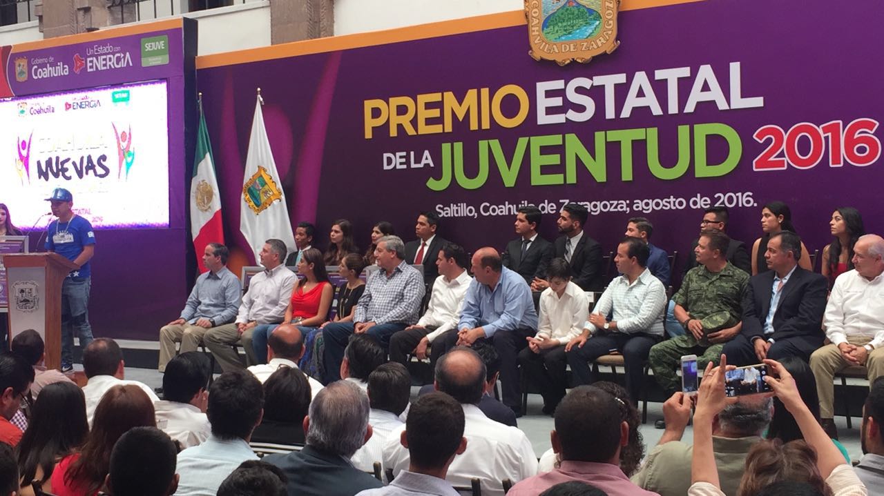 Entregan premio estatal de la juventud