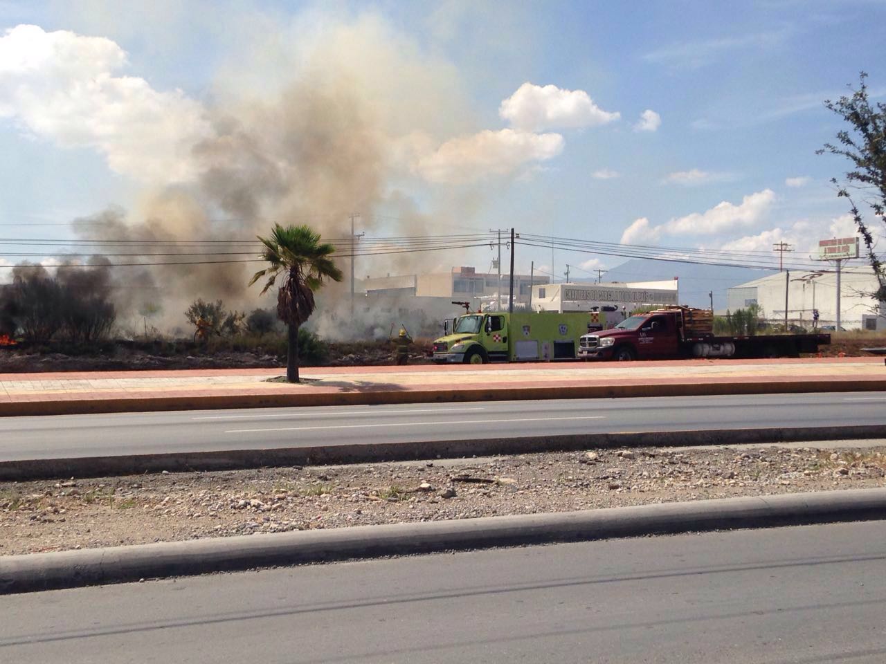 Controla Bomberos incendio afuera de parque industrial en Ramos