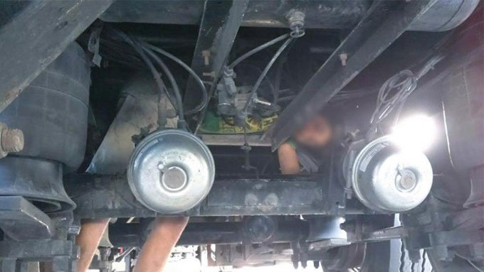 Inmigrante viajaba en la suspensión de un camión