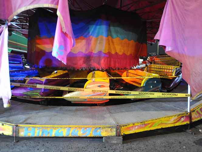 Muere adolescente al salir proyectada de juego mecánico