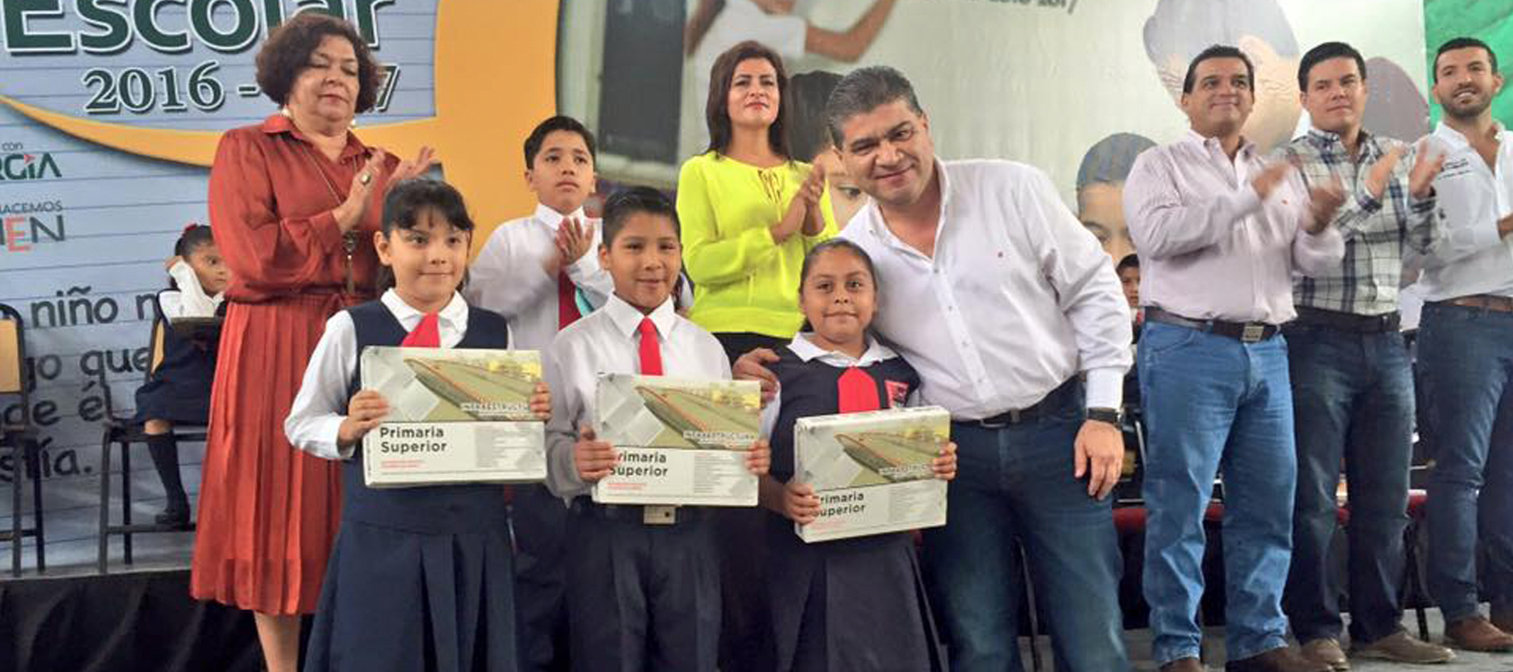 Entrega Riquelme útiles <b>escolares en regreso a clases