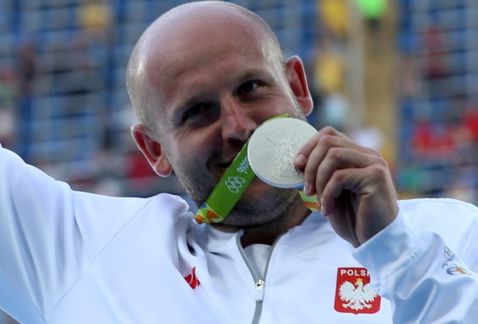 Subasta su medalla de plata para ayudar a niño con cáncer