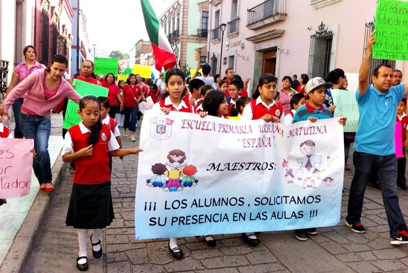 “¡Maestros, queremos clases, no <br>sean flojos!”, gritan niños en Oaxaca