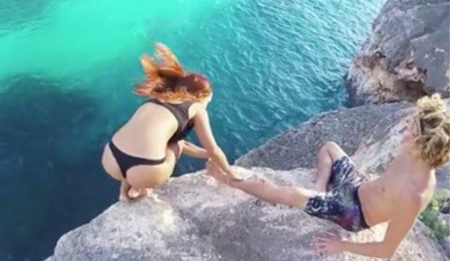 Criticado por dejar caer a su novia desde un acantilado