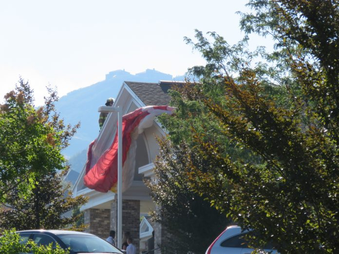 Muere paracaidista al estrellarse contra una iglesia
