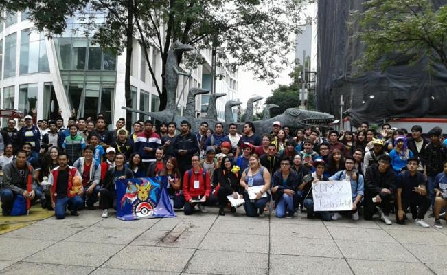 Maestros Pokémon caminan del Ángel a la Alameda