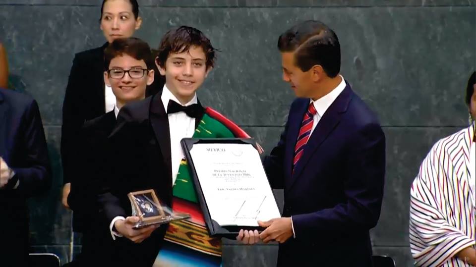 Premia EPN a joven saltillense