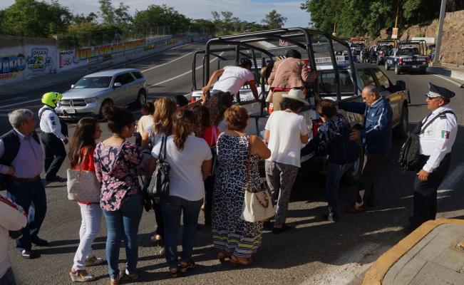Trasladan a turistas en patrullas para la Guelaguetza
