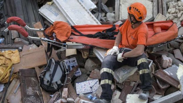 Suman ya 120 muertos en terremoto que sacudió Italia