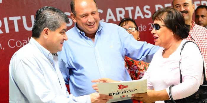 Entregan certeza jurídica a 450 familias en Torreón