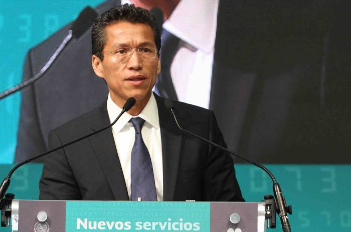 Renuncia jefe del SAT tras salida de Videgaray