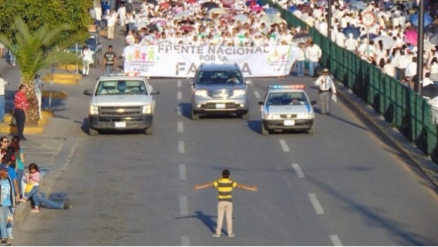 Acusan “bullying” a niño que “detuvo” marcha contra bodas gay