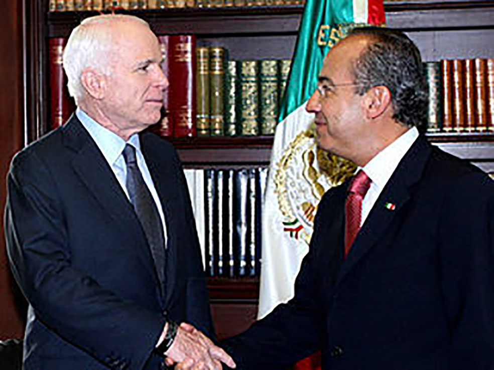 Calderón recibió a McCain, quien también quería un muro: senadora