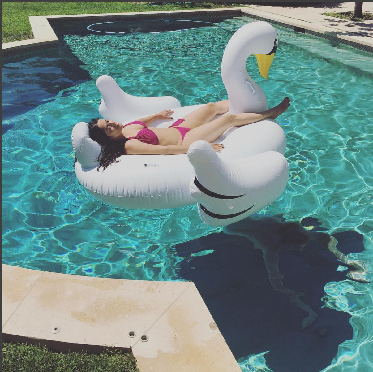 Salma Hayek se relaja en bikini; mañana viernes cumple 50 años