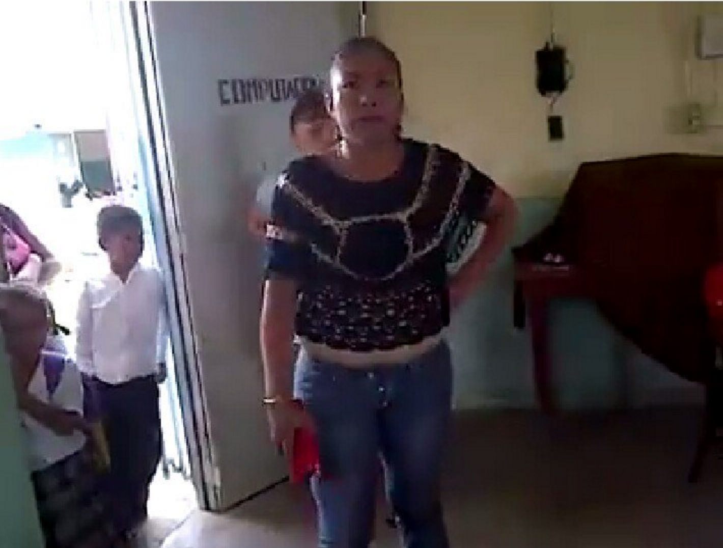 SEP denuncia #LadyLibros, por confiscar texto gratuito