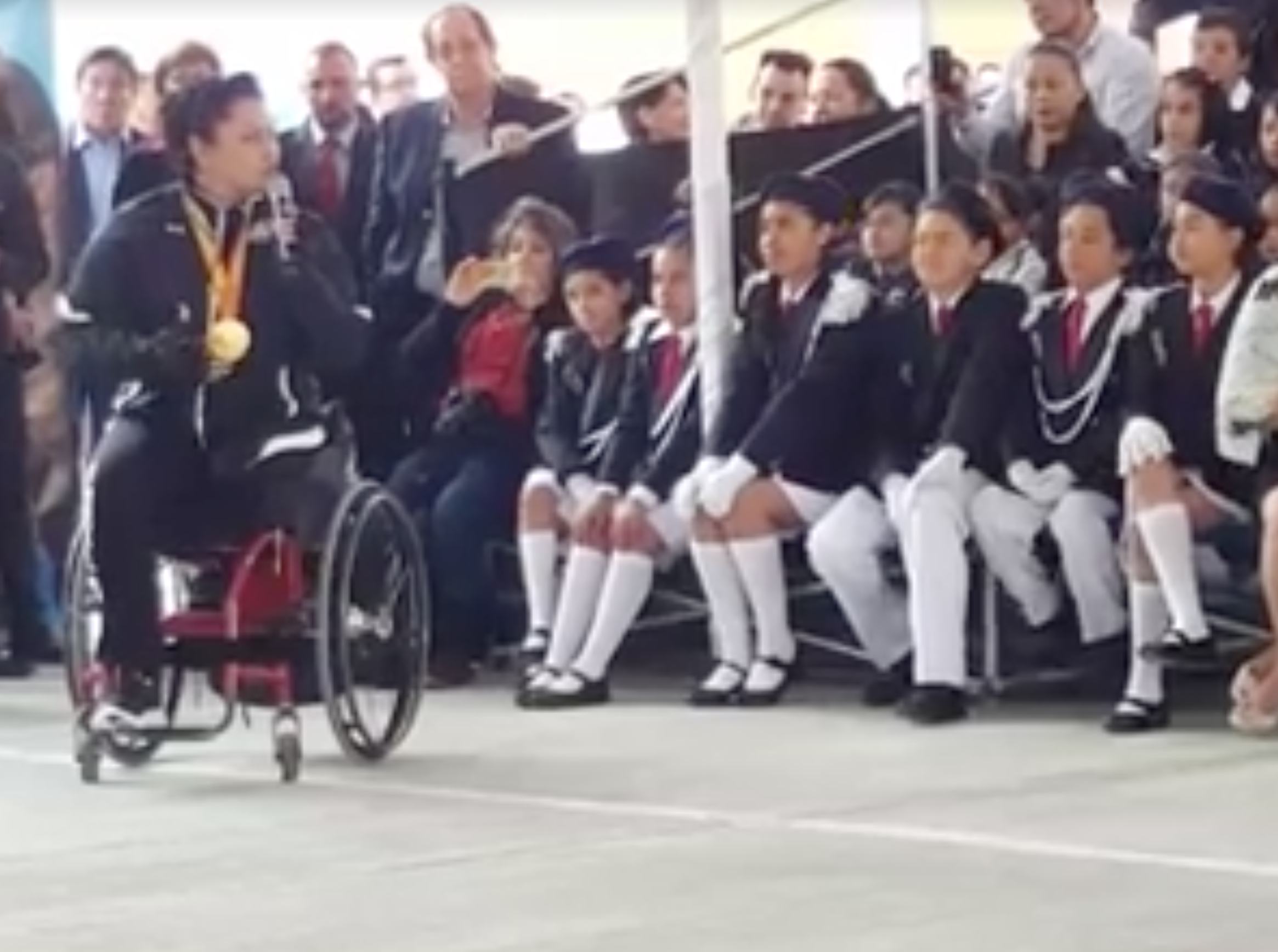 Medallistas olímpicos piden a niños seguir sus sueños