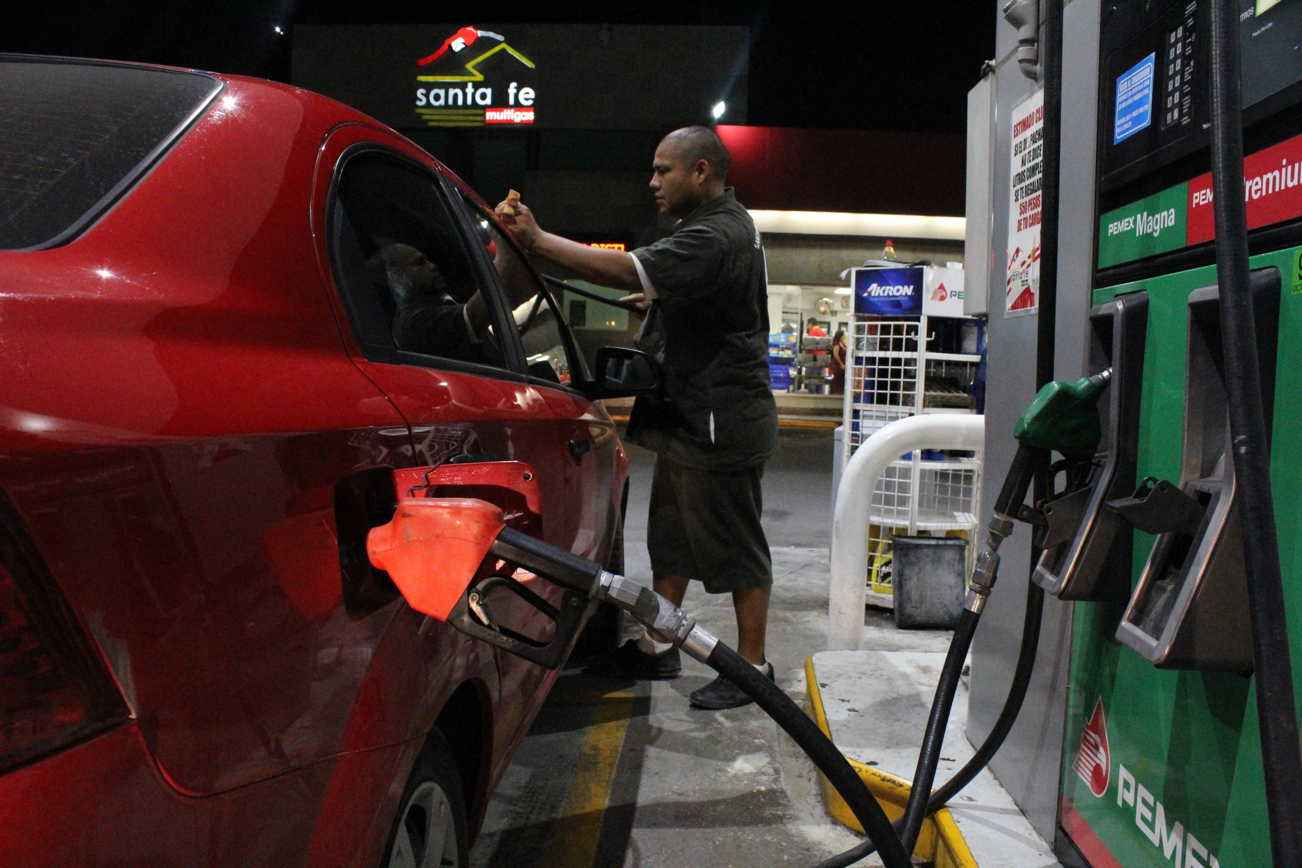 Proponen proteger a empleados gasolineros