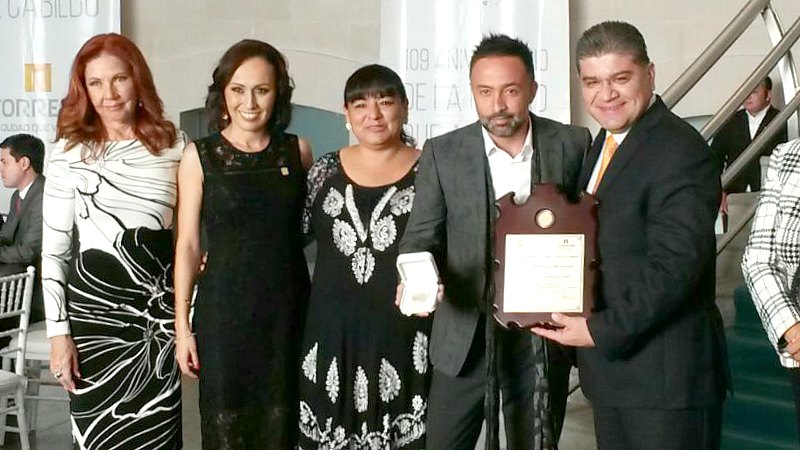 Mario Domm recibe reconocimiento en Torreón
