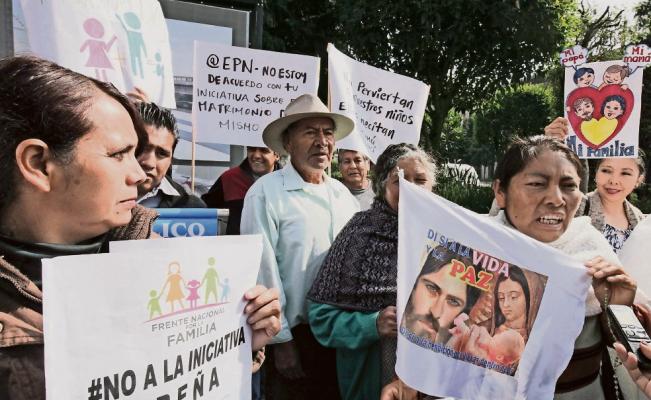 Iglesias convocan a marchas contra matrimonio igualitario