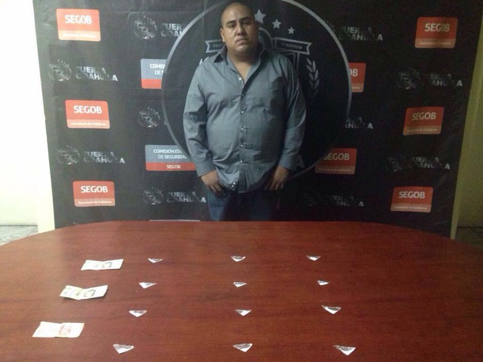 Cae con coca y dinero en efectivo