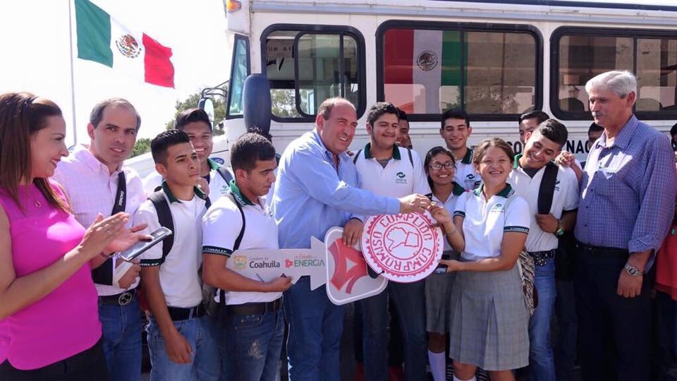 Entrega Rubén autobuses escolares al <br>CBTIS y Conalep de Piedras Negras