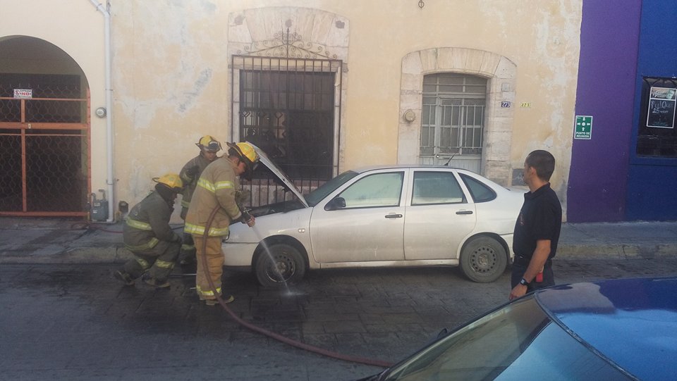 Se incendia vehículo en zona centro de Saltillo