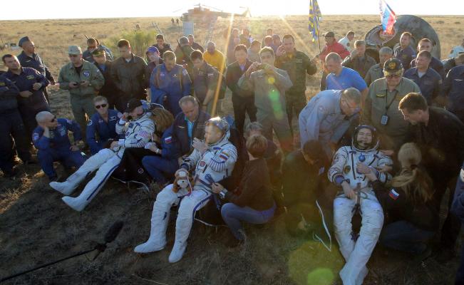 Regresa a la Tierra nave Soyuz con tres astronautas