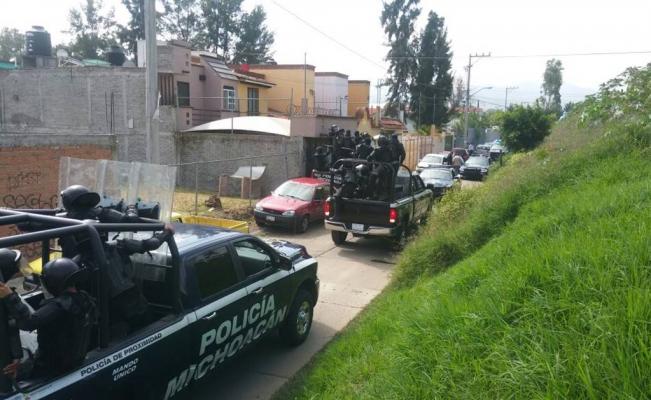 Normalistas saquean camioneta en Morelia