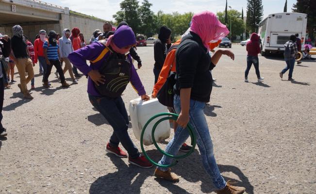 Normalistas bloquean almacén de Pemex y roban combustible en Oaxaca