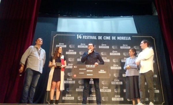 Demián Bichir dona premio de 120 mil pesos a padres de los 43 de Ayotzinapa