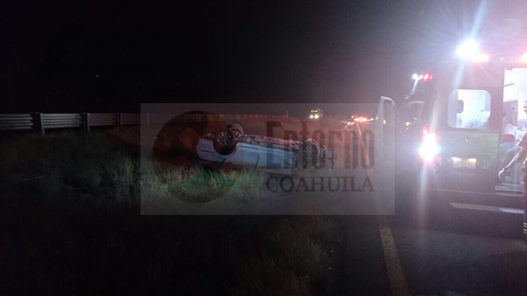 Vuelca funcionario estatal en la Saltillo-Torreón