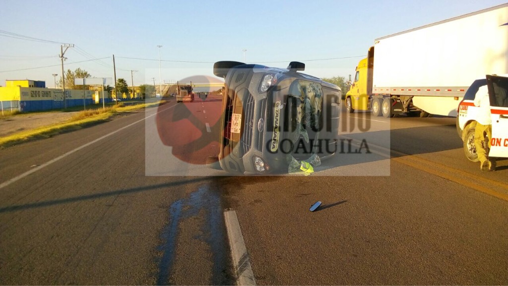 Deja 2 lesionados choque-volcadura en la 57
