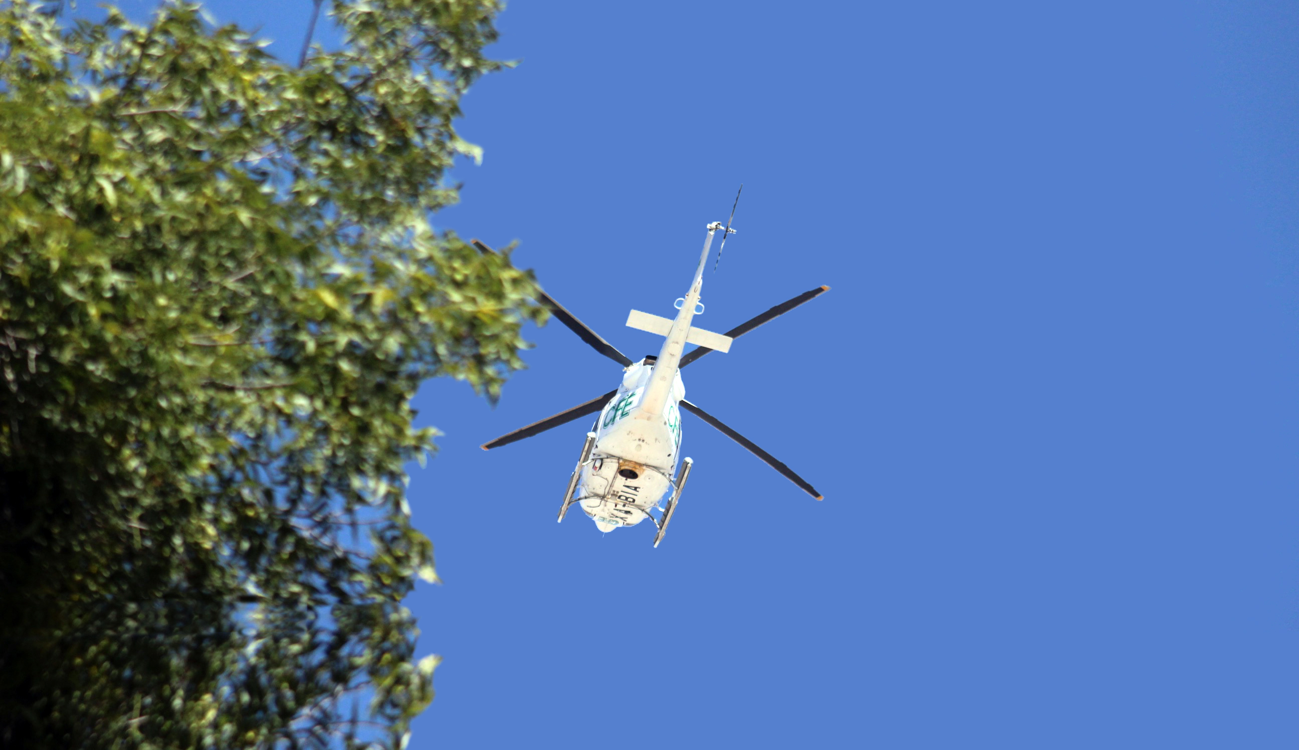 Desde helicóptero, CFE revisa tendidos eléctricos en Saltillo