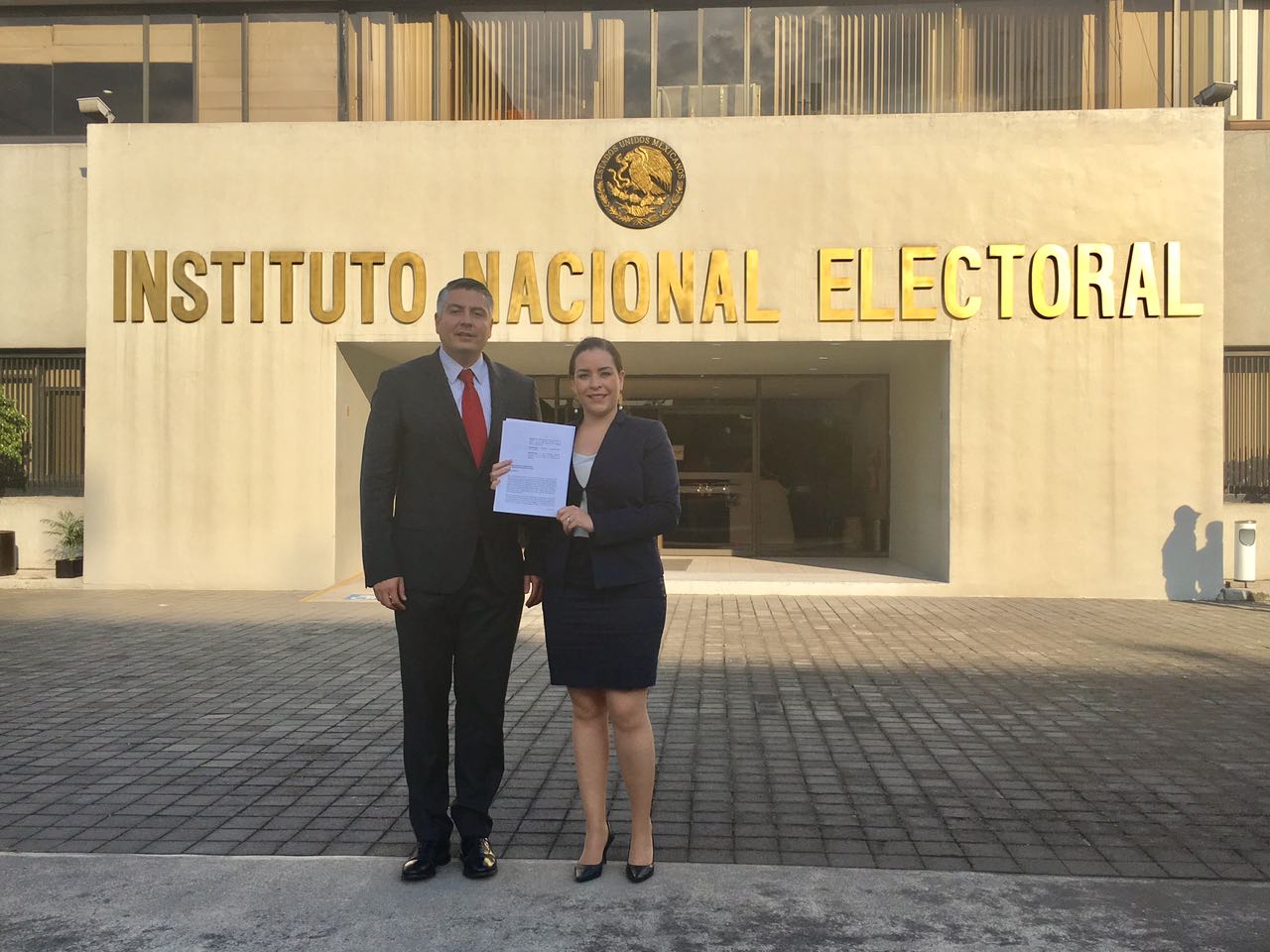 Exige Luna Canales a Luis Fernando <br>terminar promoción ilegal de su imagen