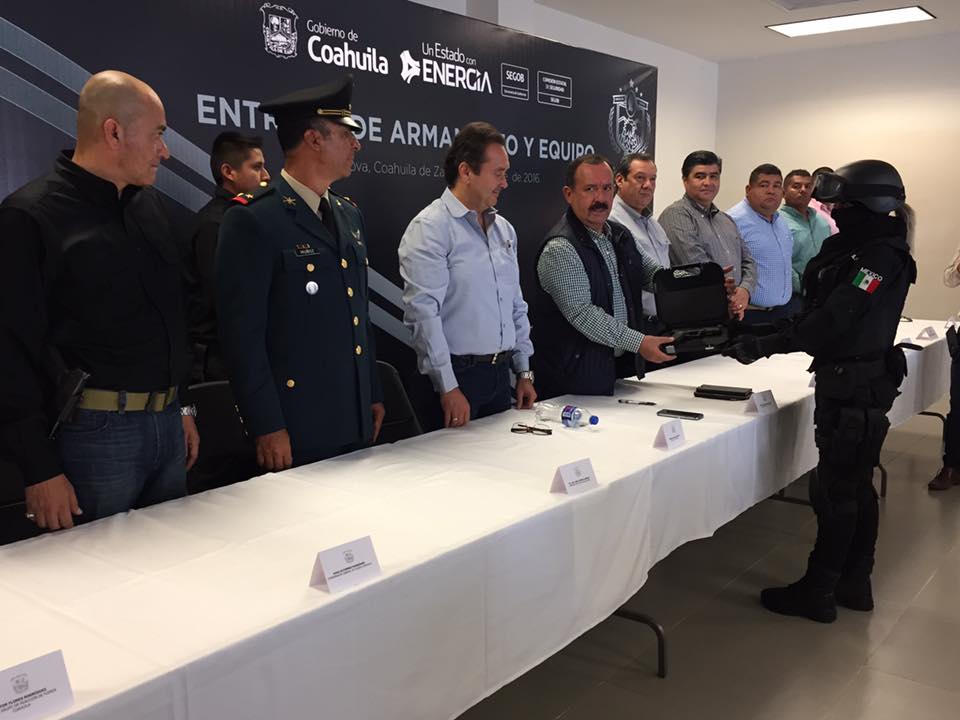 Entrega Secretario de Gobierno equipo y <br>armamento a Fuerza Coahuila en Monclova