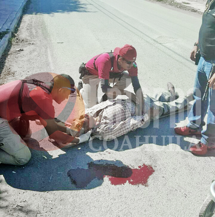 Embiste jovencita a motociclista; lo deja gravemente herido
