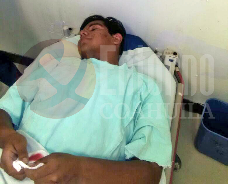 Por distraído, joven en patineta se lesiona una rodilla