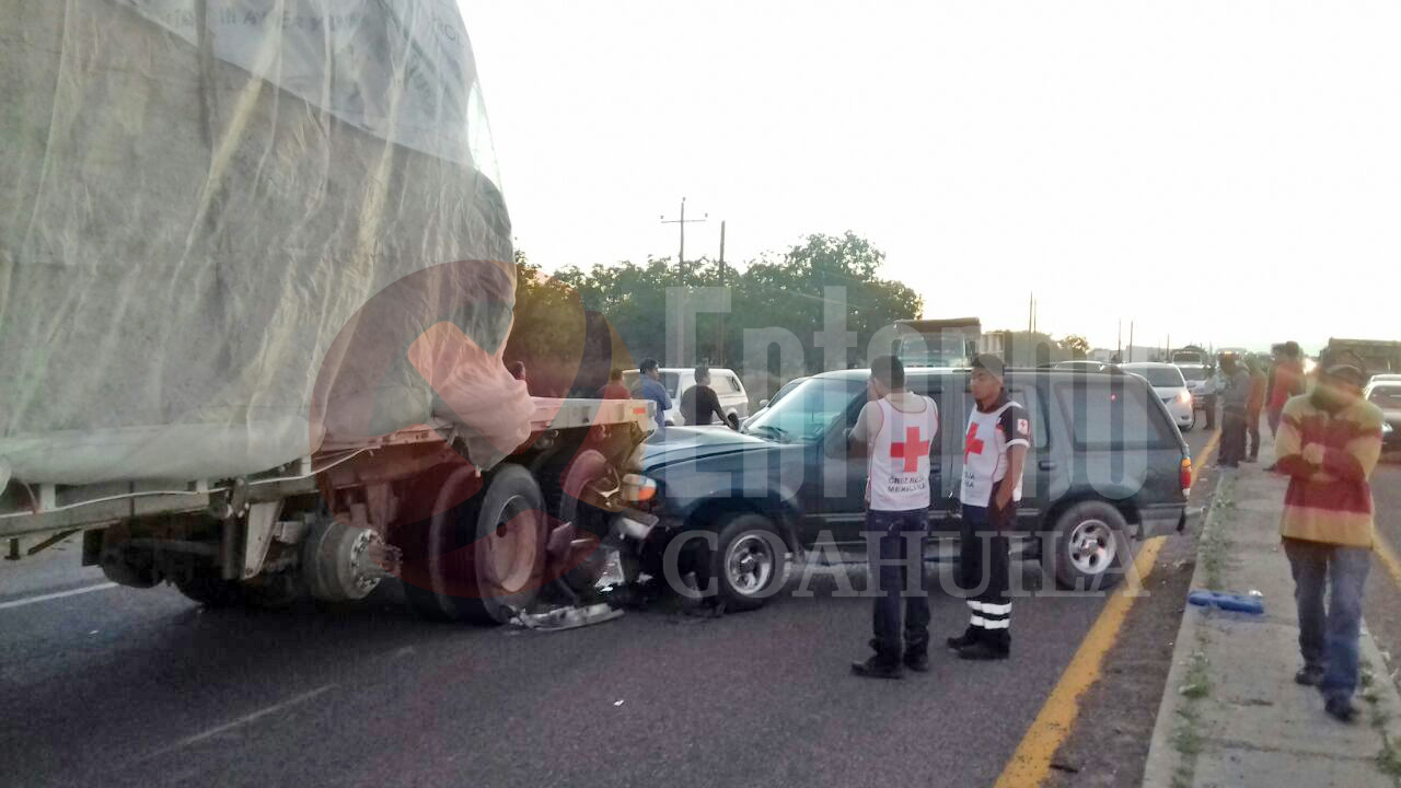 Se estrella en trailer; sale ileso