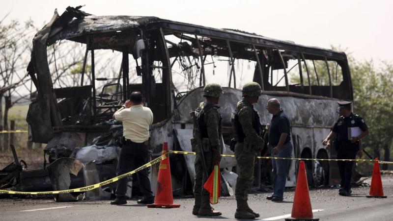 Mueren calcinados 14 pasajeros de autobús