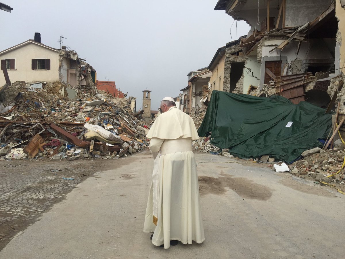 El Papa Francisco visitó hoy la zona del centro de Italia afectada por el terremoto