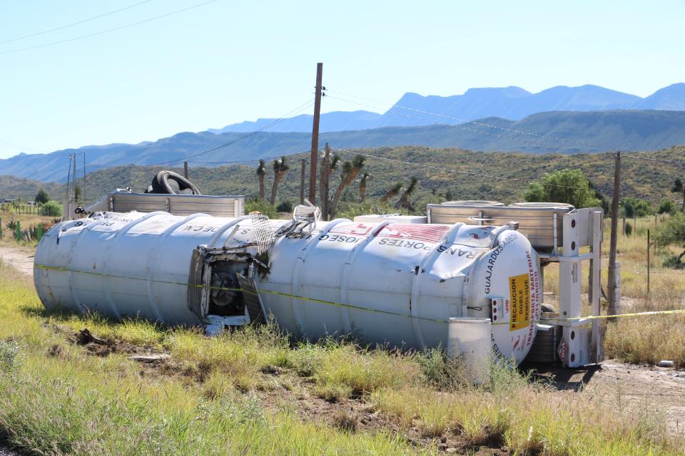Vuelca pipa cargada de combustible en la Saltillo-Torreón