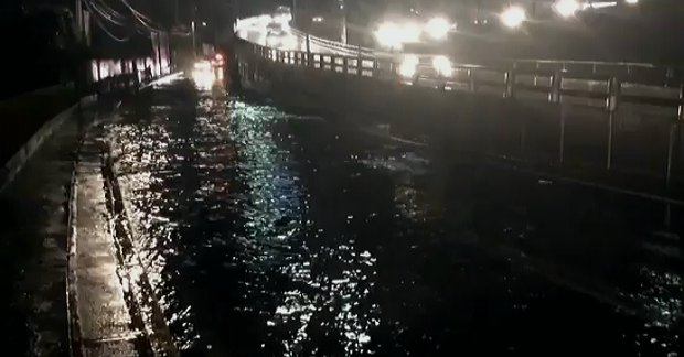 Río Magdalena se desborda e inunda Periférico en CDMX