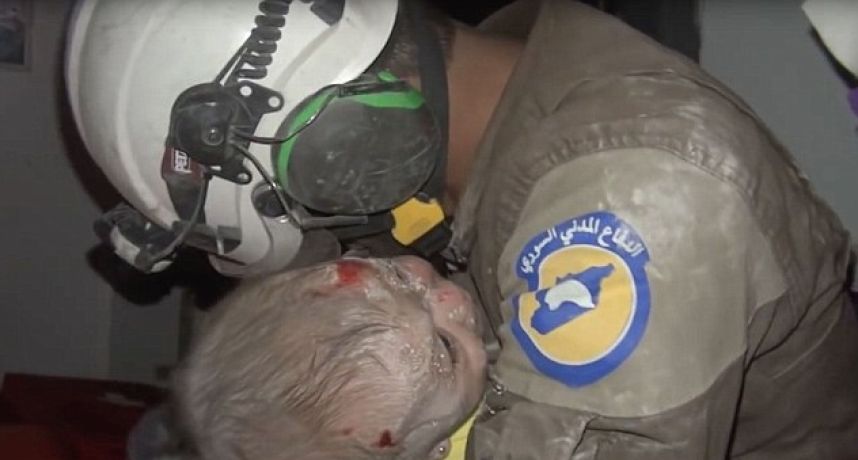 Rescatista llora al salvar  a una bebé en Siria