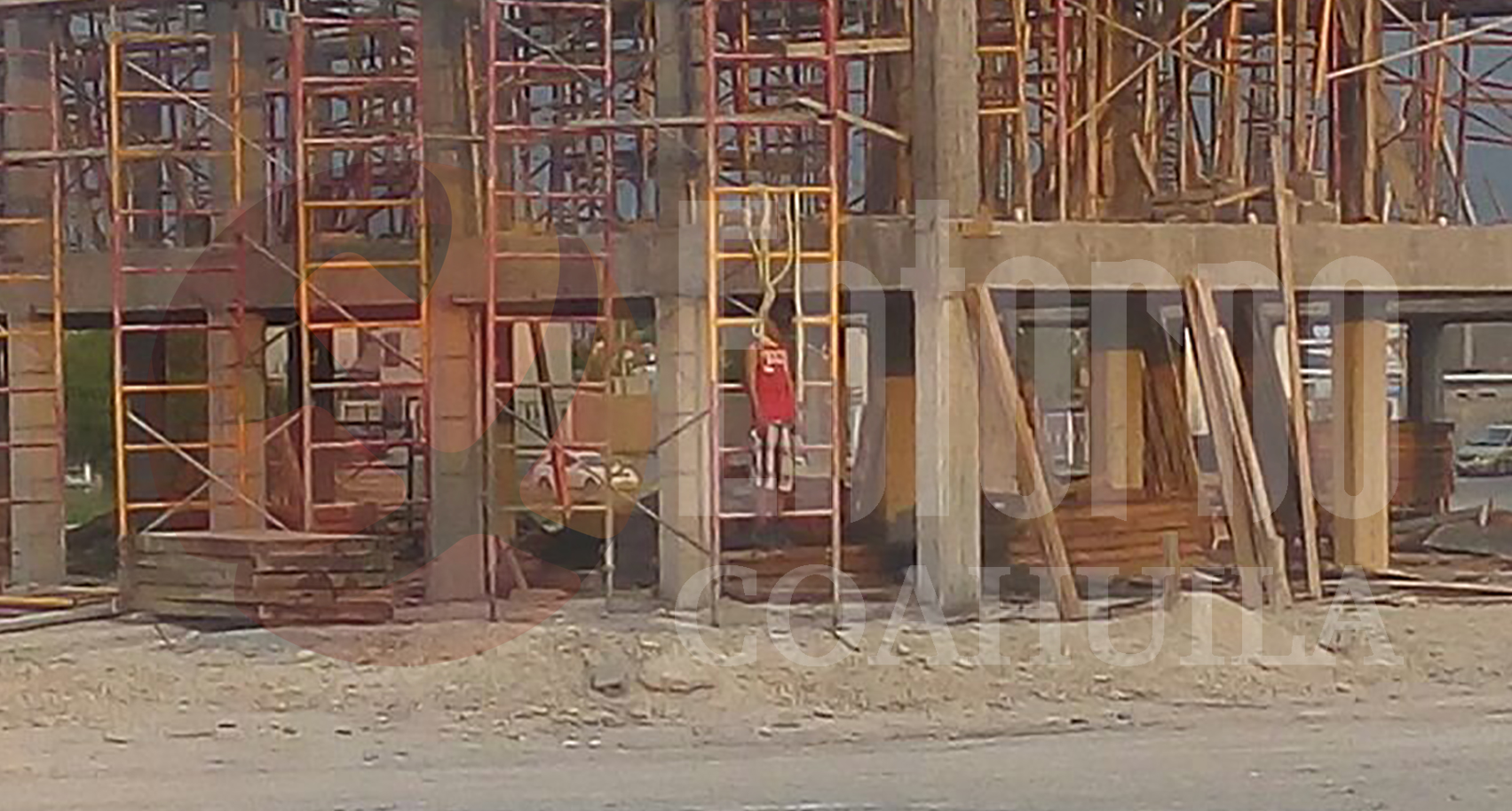 Se ahorca joven en la vía pública