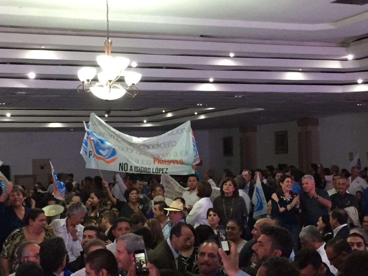 Presume Ricardo Anaya unidad <br>del PAN; militantes lo desmienten