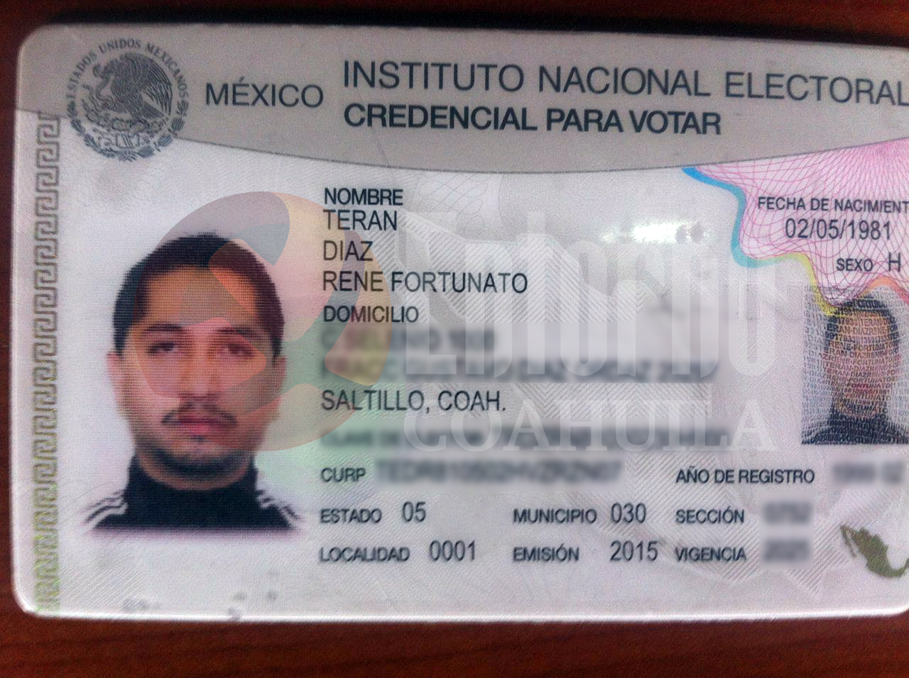 Detienen frente a la UANE a presunto funcionario con carro robado