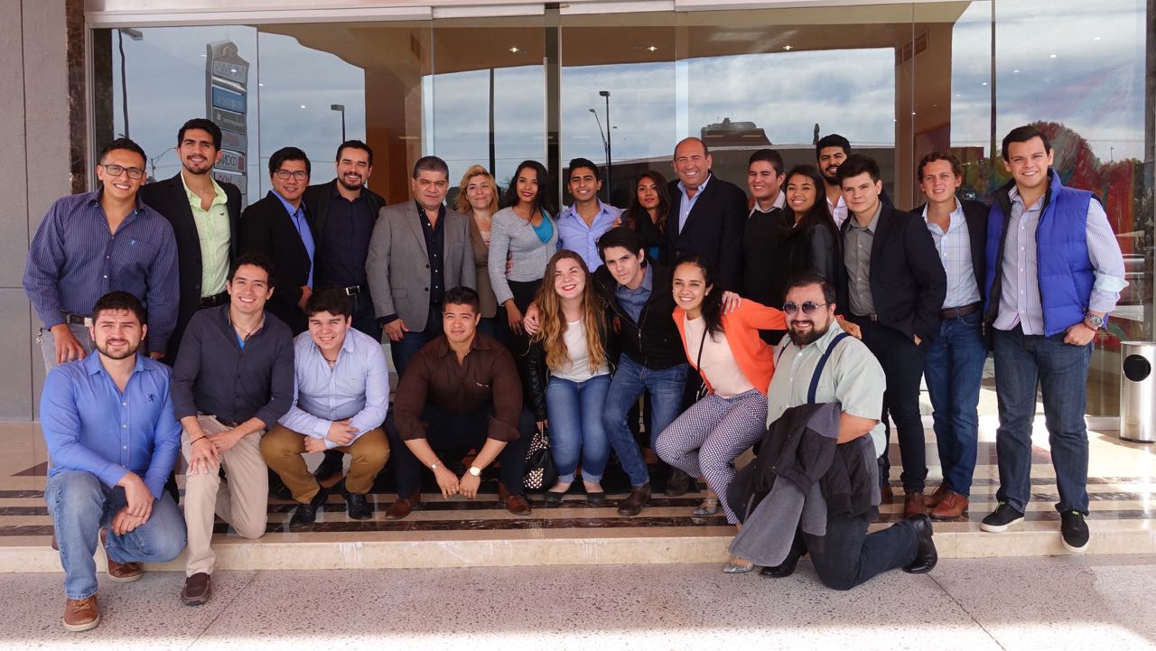 Se reúne Gobernador con jóvenes empresarios