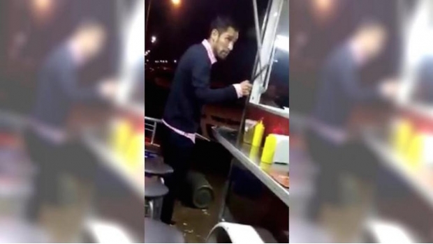 Joven amenaza a vendedor de hamburguesas con bastón