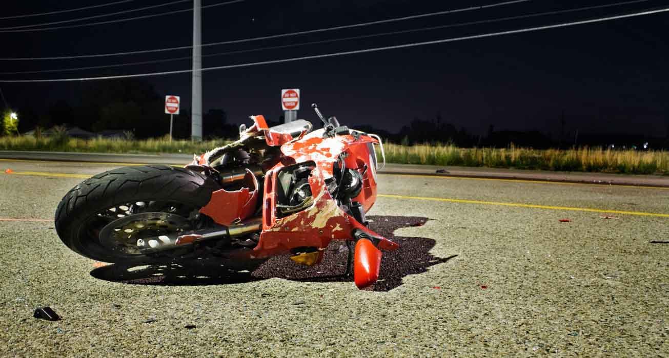 Se pasa el “rojo” y mata a <br>motociclista en Monclova