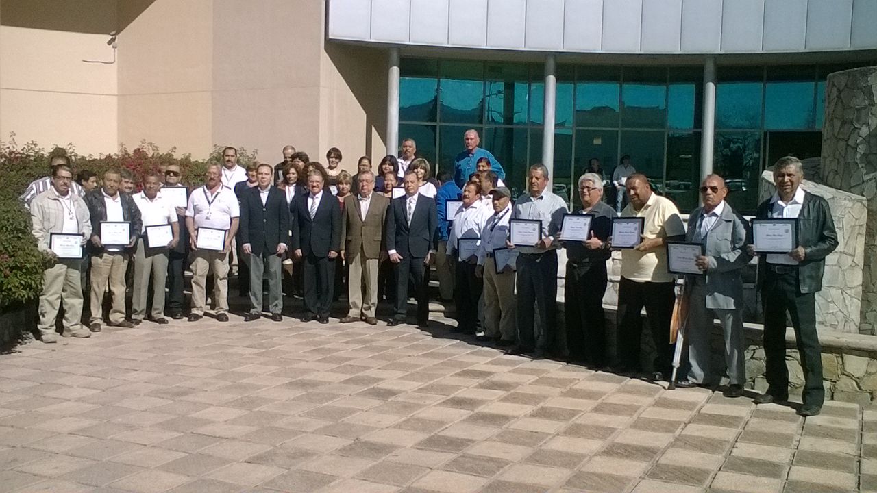 Reconoce PGJE a funcionarios <br>con 25 años de servicio